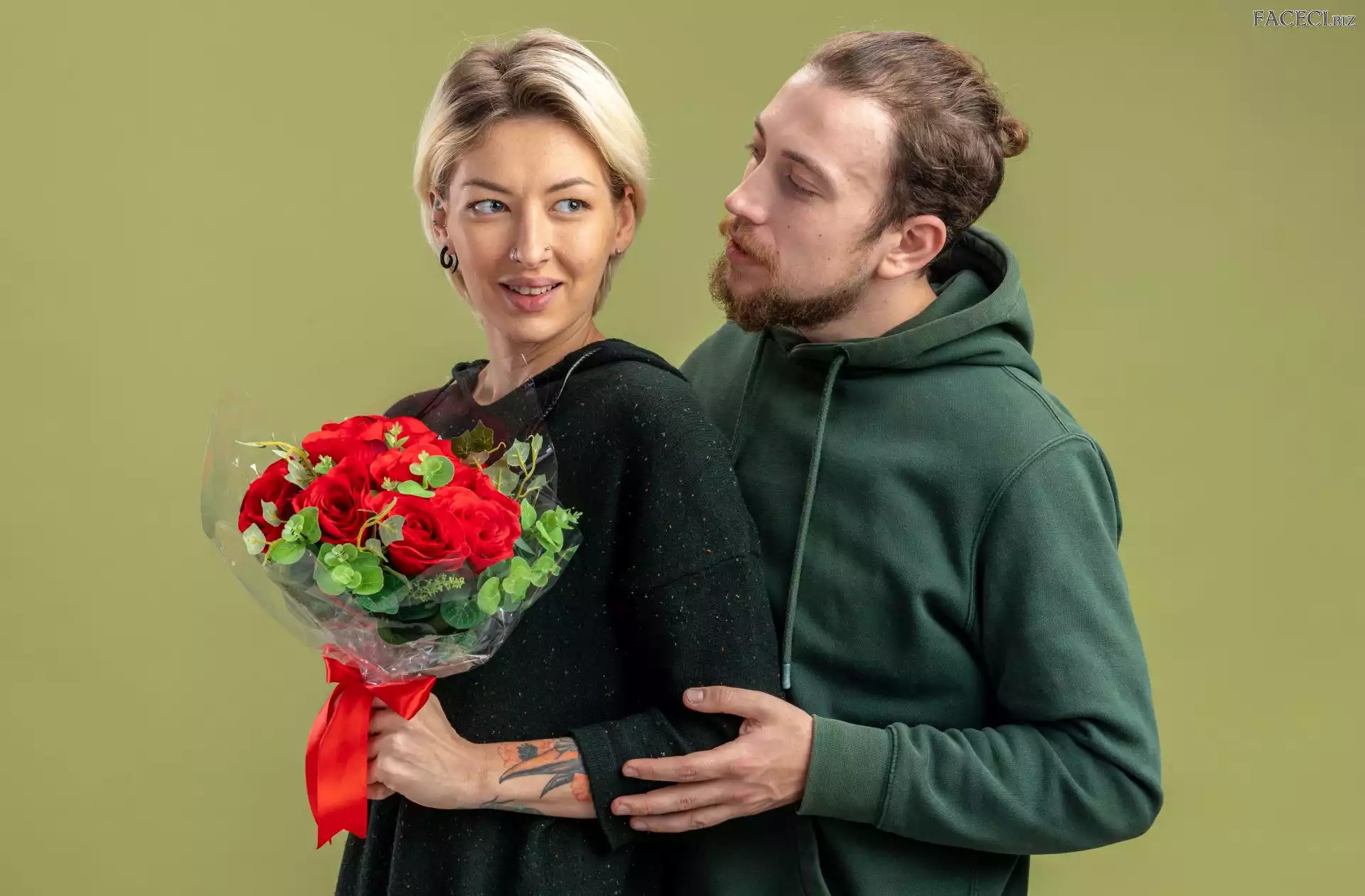 Tło, Róże, Bukiet, Zielona, Zielone, Kobieta, Blondynka, Bluza, Kwiaty, Sukienka, Mężczyzna