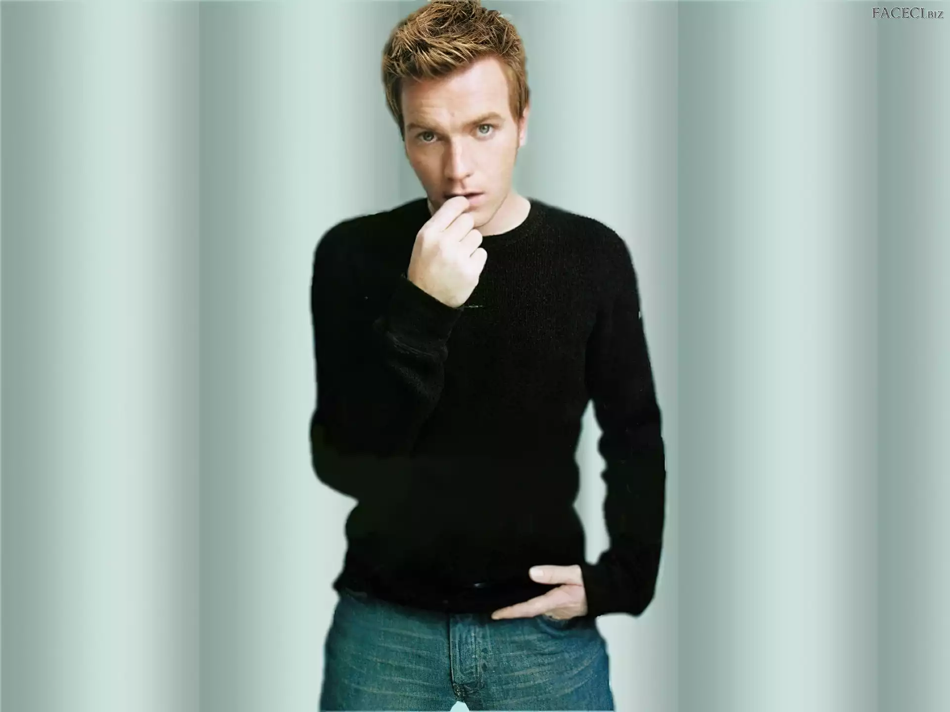 jeansy, Ewan McGregor, czarny sweterek